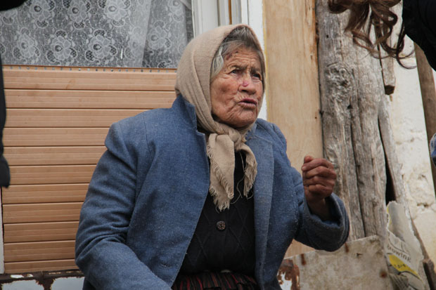 Живи уз пламичак свеће: Бака Ружа (93) старост проводи у трошној и дотрајалој кућа као да ће сваког часа пасти